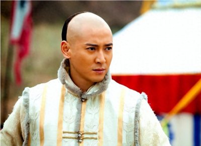 ​他是明朝官员，满清入关后，提议汉人留辫子，被大卸八块活活砍死