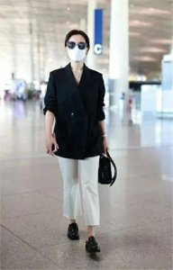 ​陈数168身高穿出150的感觉！黑西装配白喇叭裤，上深下浅显得好胖